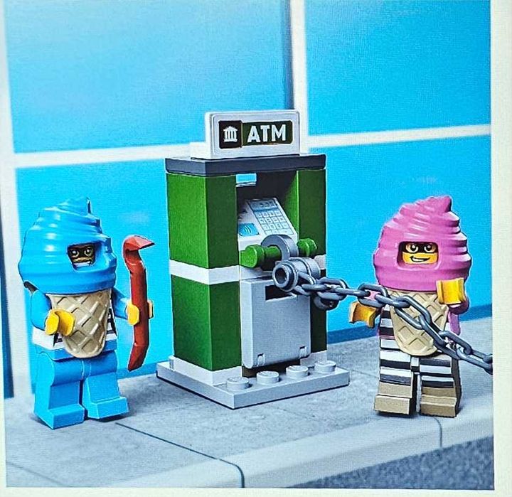 LEGO City Politia in urmarirea furgonetei cu inghetata 60314,317 piese