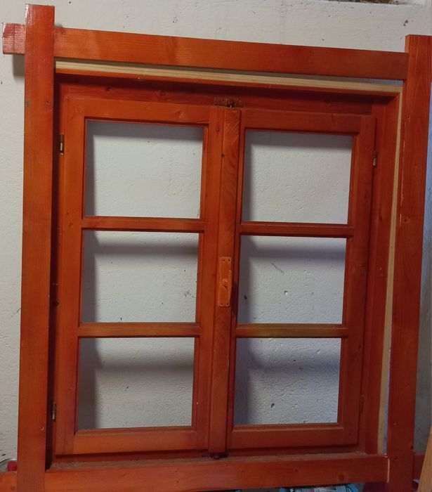 Vand geam și usa lemn cu obloane