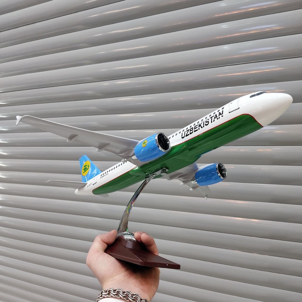 Самолёт Airbus-A320-Uzbekistan-Airways (солидный подарок) НА СКИДКАХ !