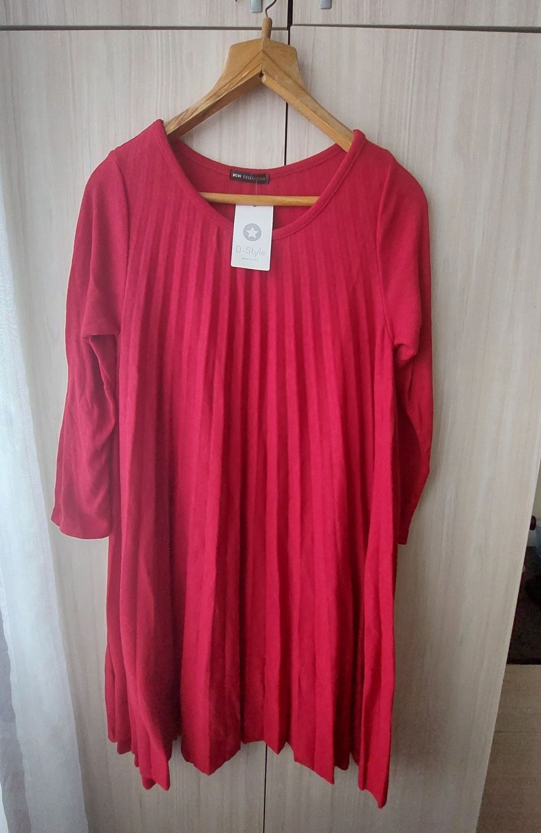 Чисто нова червена рокля