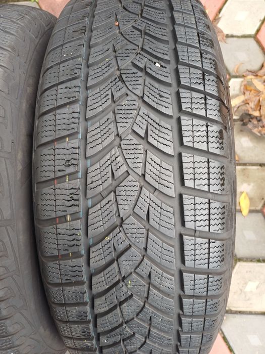 Vând 4 anvelope de iarna 235 65 r17 GOODYEAR  foarte bune