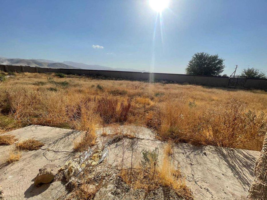 Имеется магазин на первой линии трассы