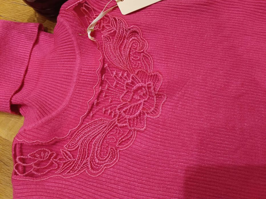 Нова дамска блуза - поло. Отговаря на размер С-М