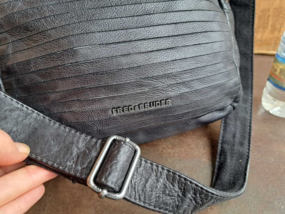 дамска кожена чанта FREDsBRUDER в сива-естествена кожа