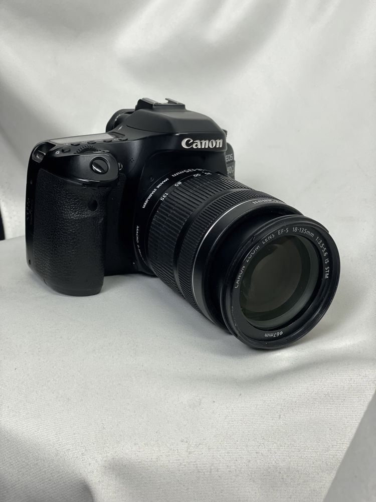 Canon 80d, объектив 18-135  +оригинал батарея и оригинал зарядчик