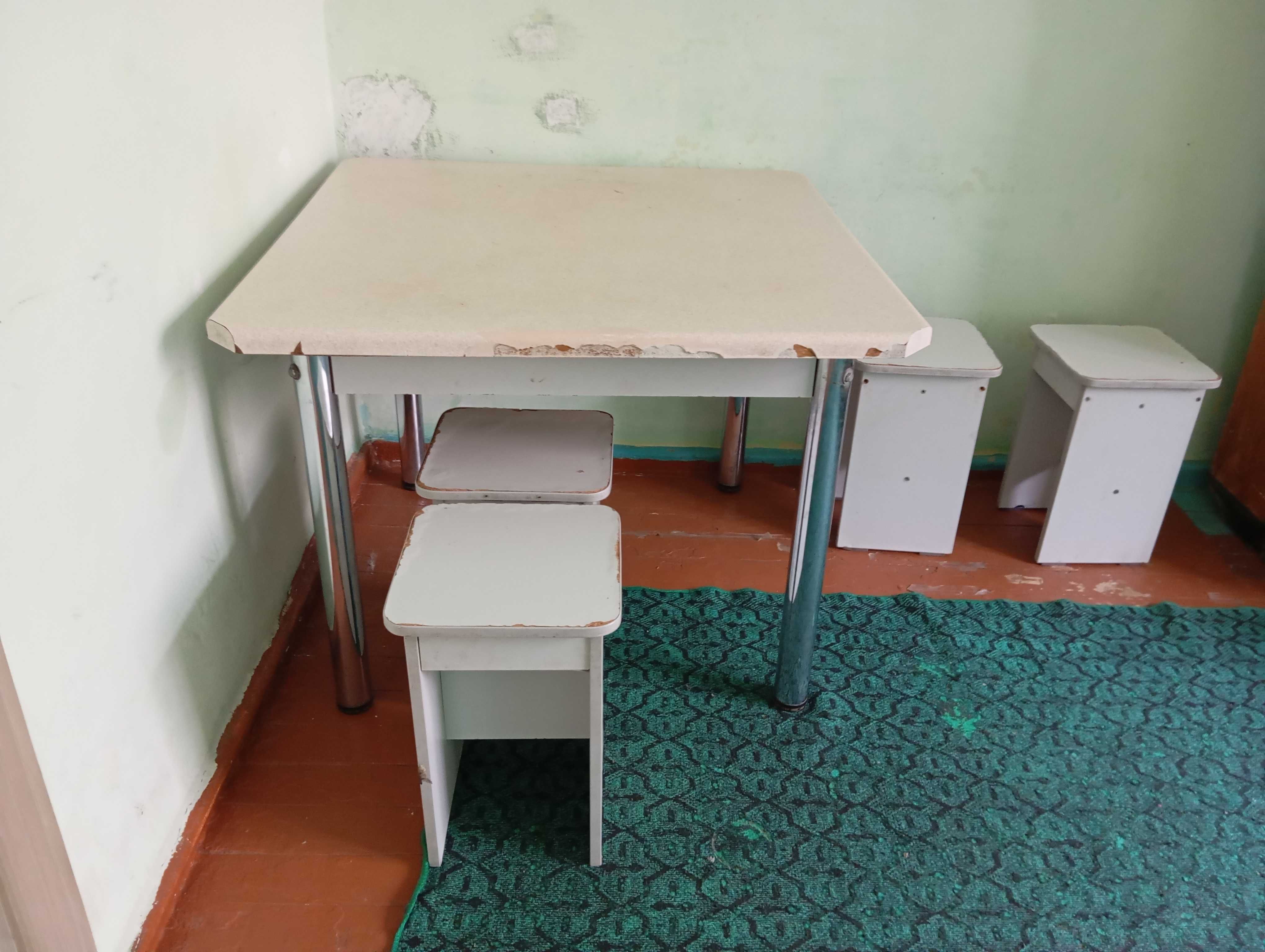 Продам стол и 4 табуретки.397т.