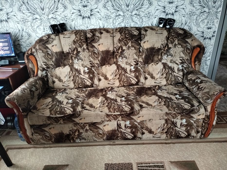 Продам диван и два кресла