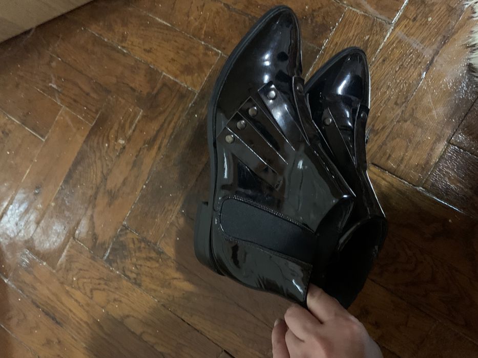 Ghete negre lacuite Asos