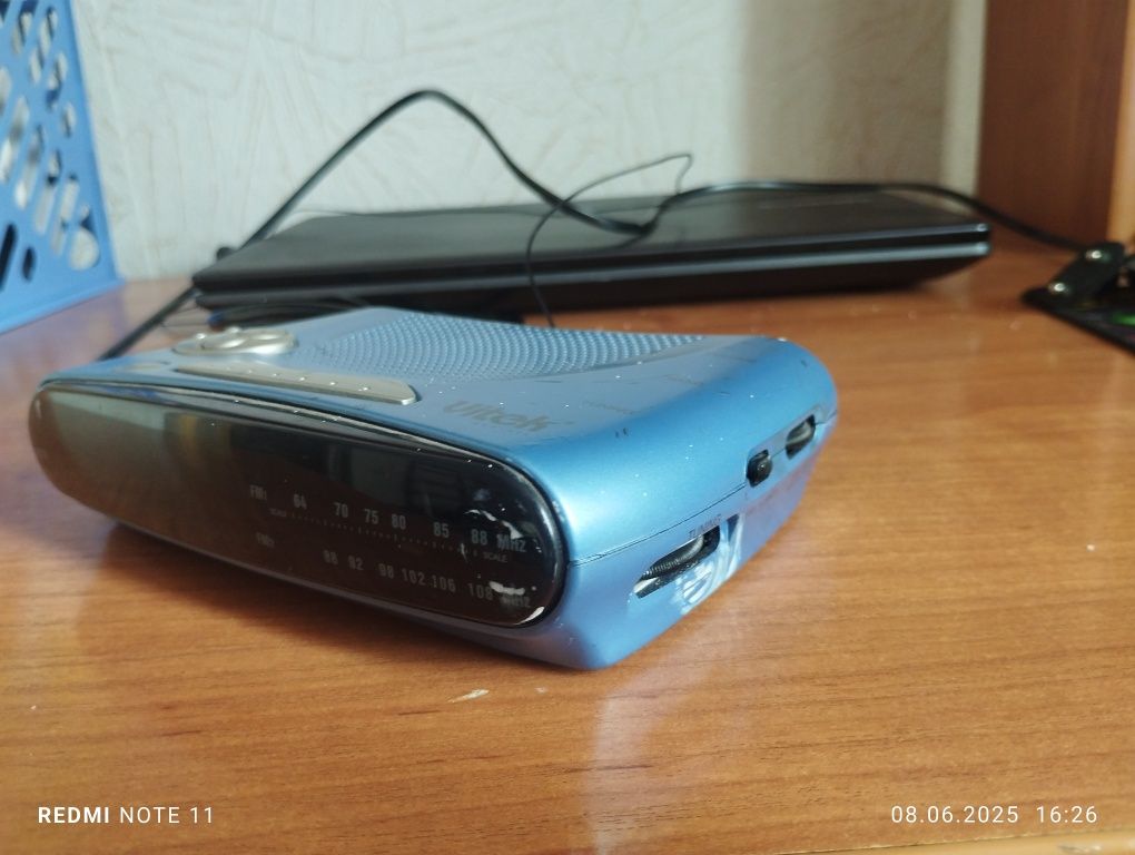 Радиоприёмник и часы Vitek