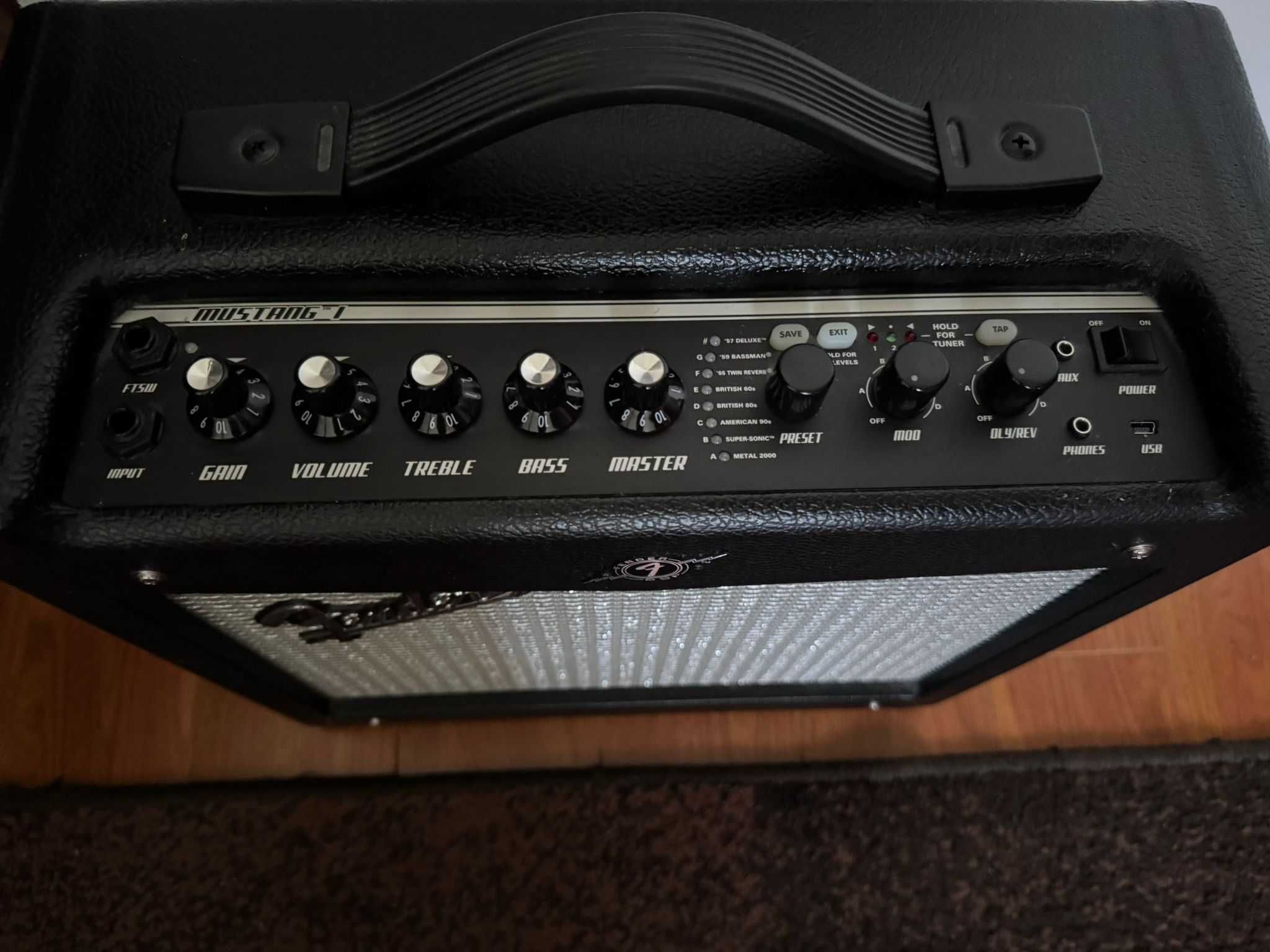 Fender Squier Bullet Stratocaster + Amp Fender MUSTANG I V2