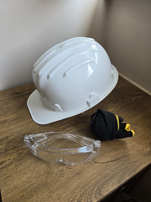 Siguranță Completă: Cască, Ochelari și Mănuși