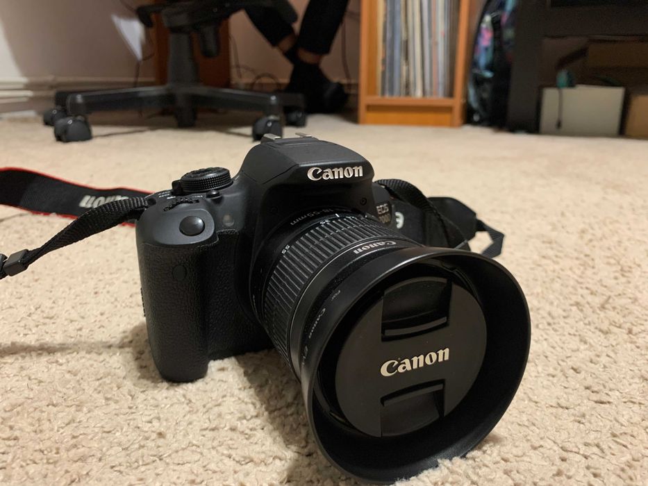 Canon EOS 700D + Obiectiv  EF-S 18-55mm IS - DSLR cu kit complet
