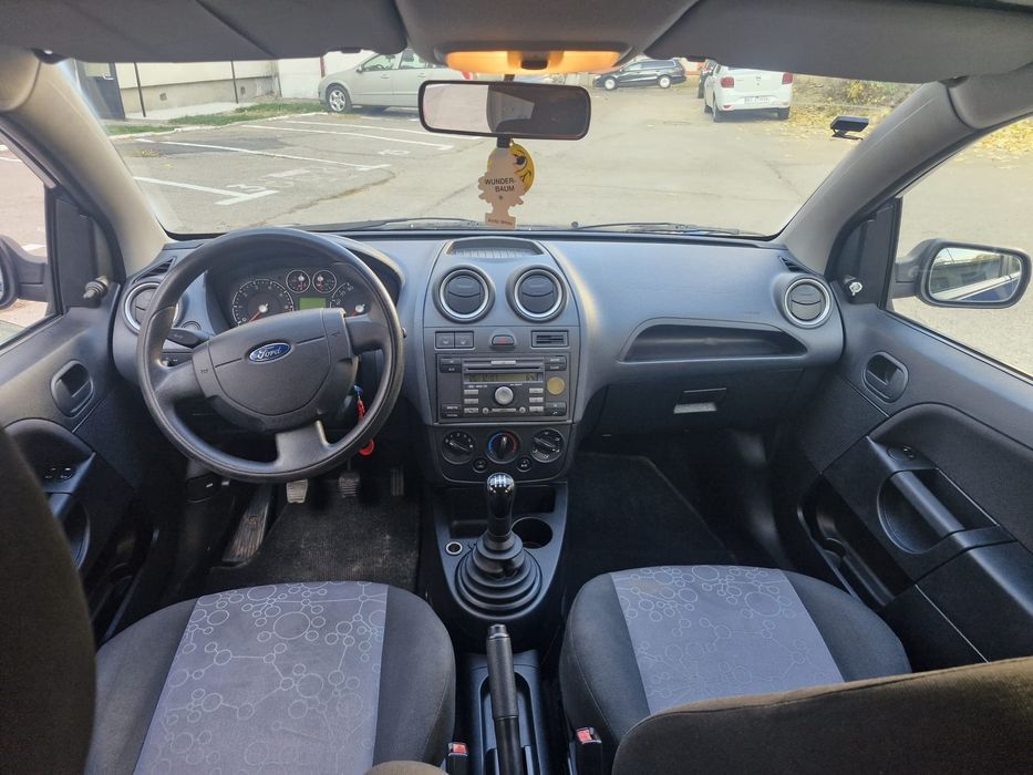 Vând sau schimb Ford fiesta