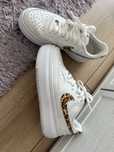 Adidasi Nike bej cu alb