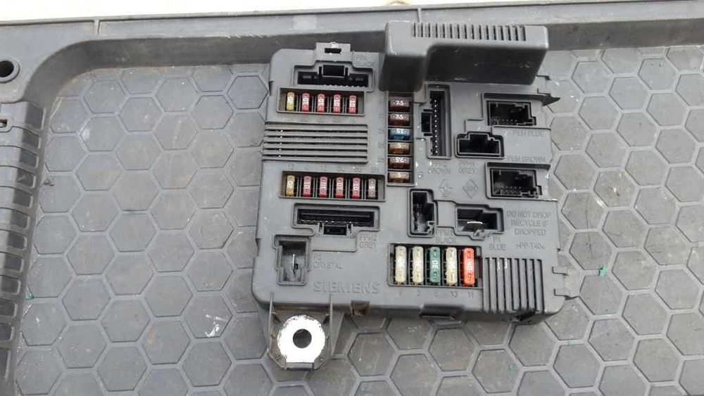 Upc panou sigurante renault megane 2 8200306033