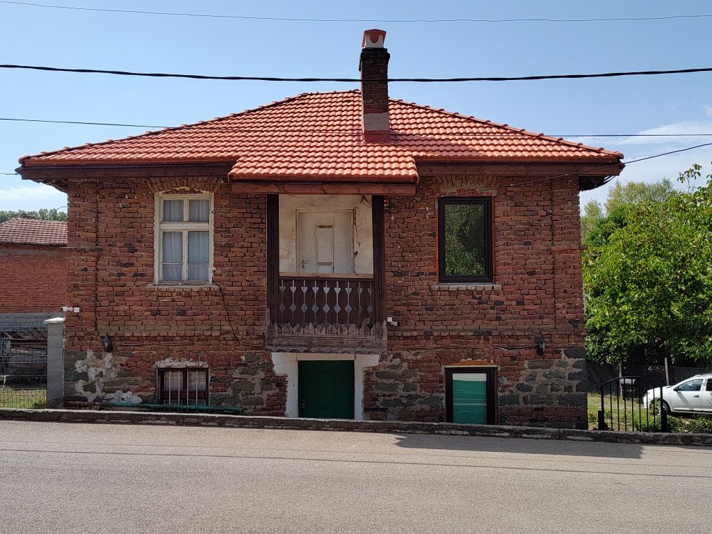 Собственикът продава еднофамилна къщата. На 18 км от гр. Приморско.