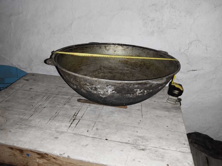 Продам казан чугунный объем 40 литр.  Диаметр 65 смТорг есть.  
В отли