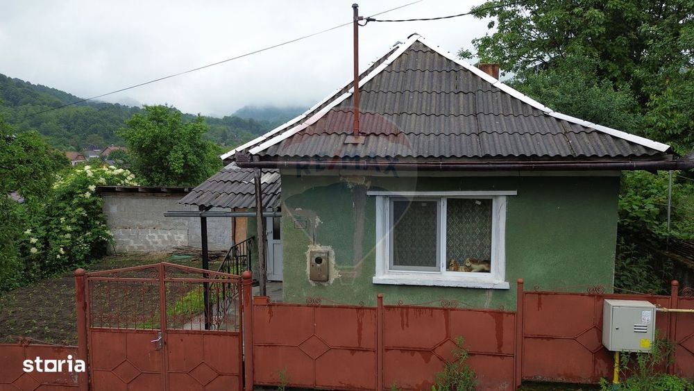 Casă cu 2 camere și 2 ari de teren de vânzare în zona centrala