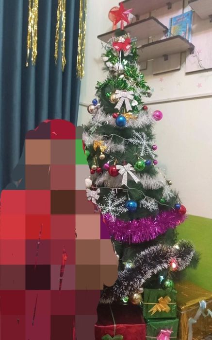 Продаётся ёлка совсей игрушками с 4-гирлянды высота 1,70см