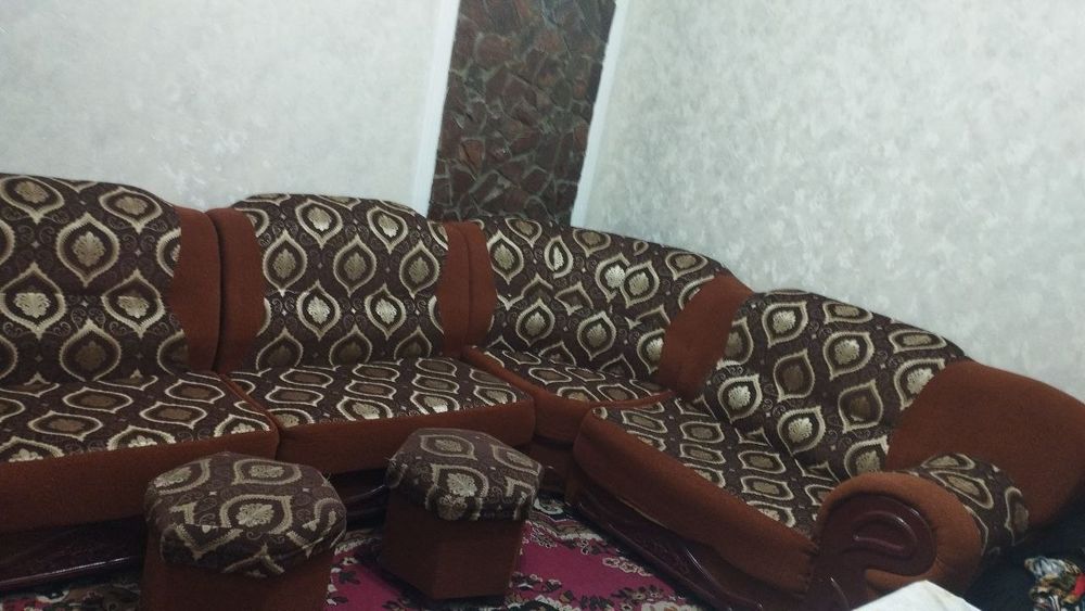 Уголок диван сотилади