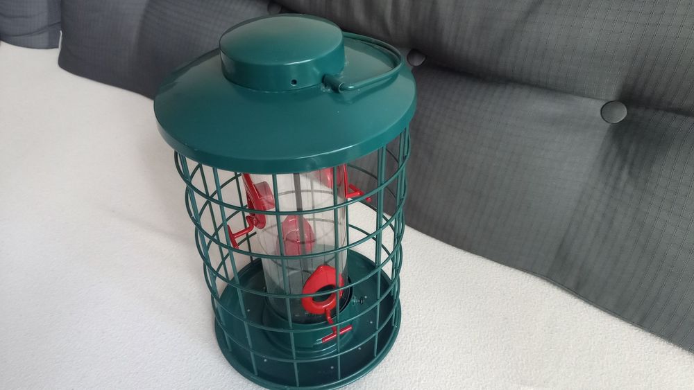 Хранилка за диви птици