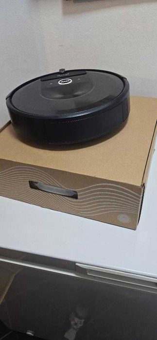 Aspirator robot IROBOT Roomba Combo I8+ 857840 are si functie de mop