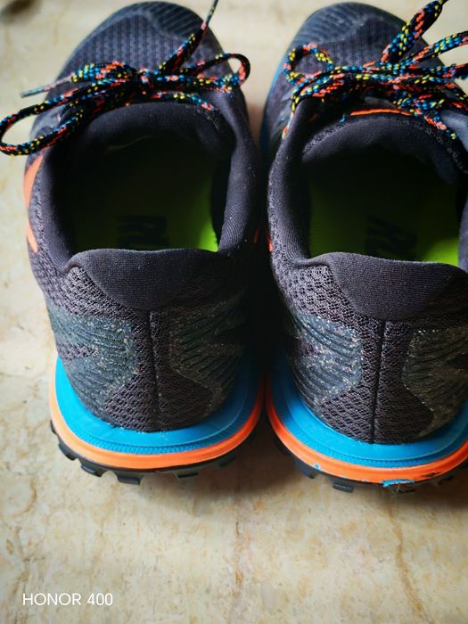 Adidași Nike negri