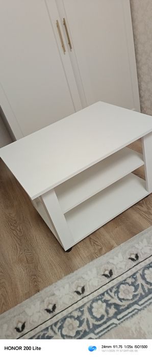 продам новый журнальный столик белого цвета хорошего качество