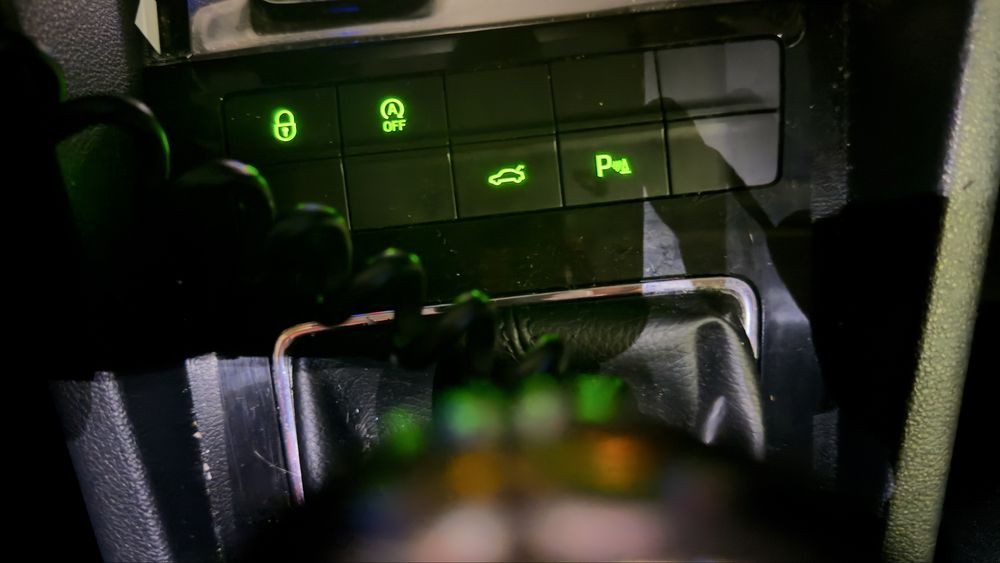 Шкода октавиа 1.6тди Дистроник амбиент реални километри напълно обслуж