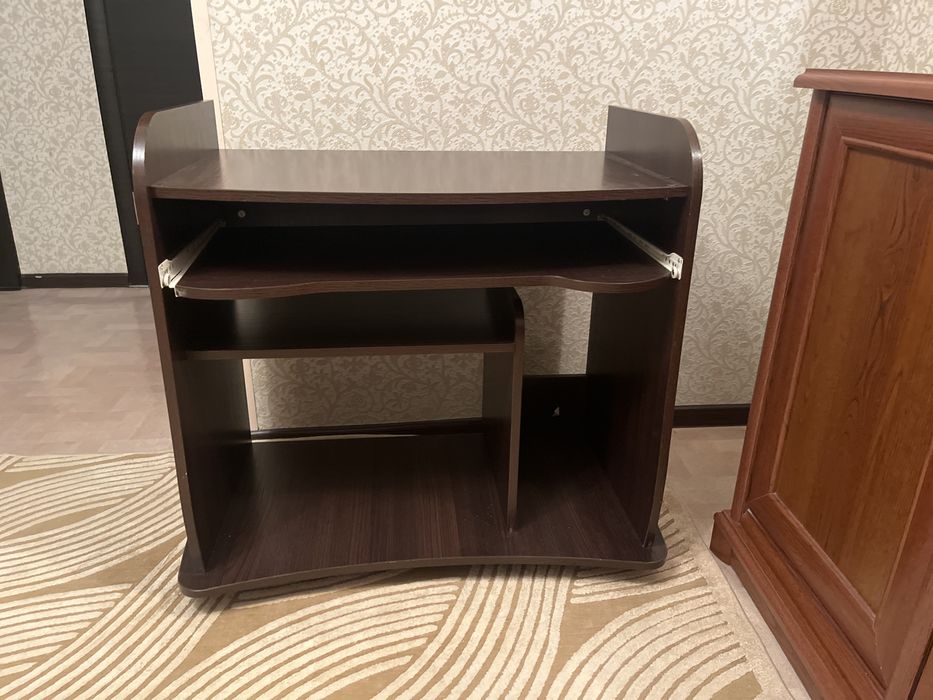 Продам компьютерный стол