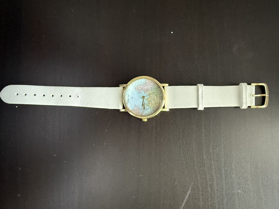 Ceas auriu cu harta lumii