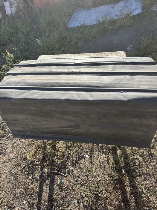 Продам крышка салоного богажника , точно незнаю от какой машины