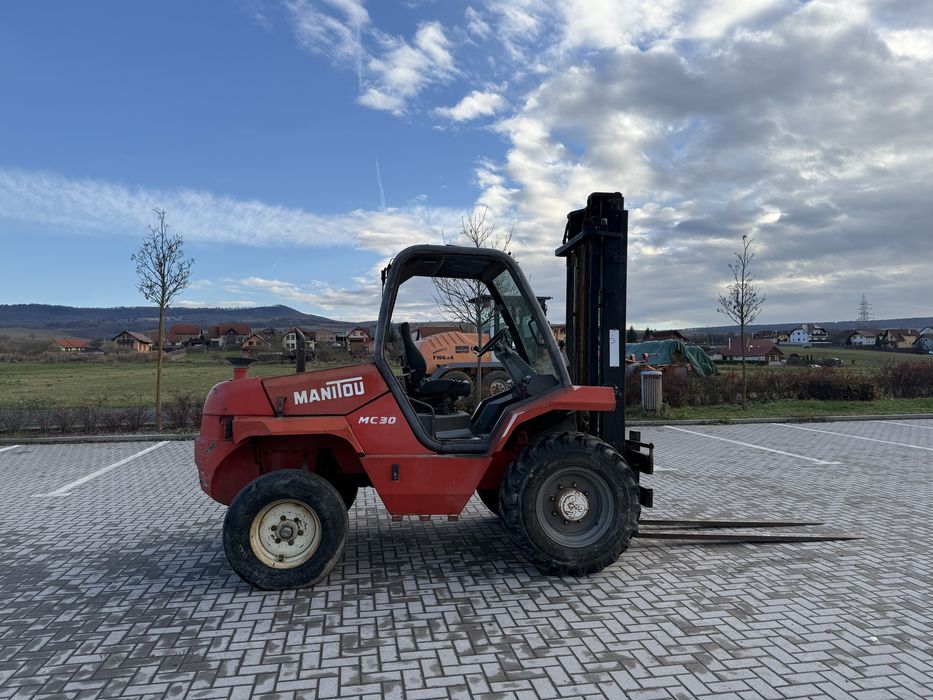 De vanzare sau da inchiriat stivuitor pentru teren accidentat