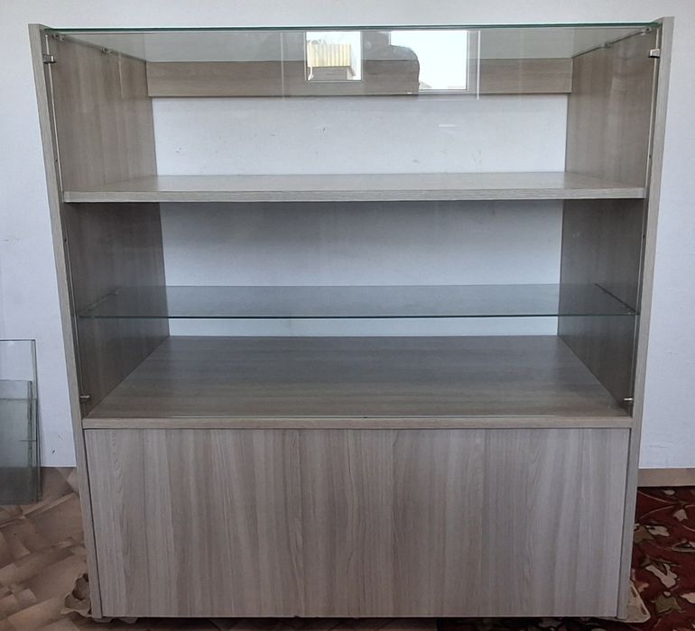 Продам                         витрину.