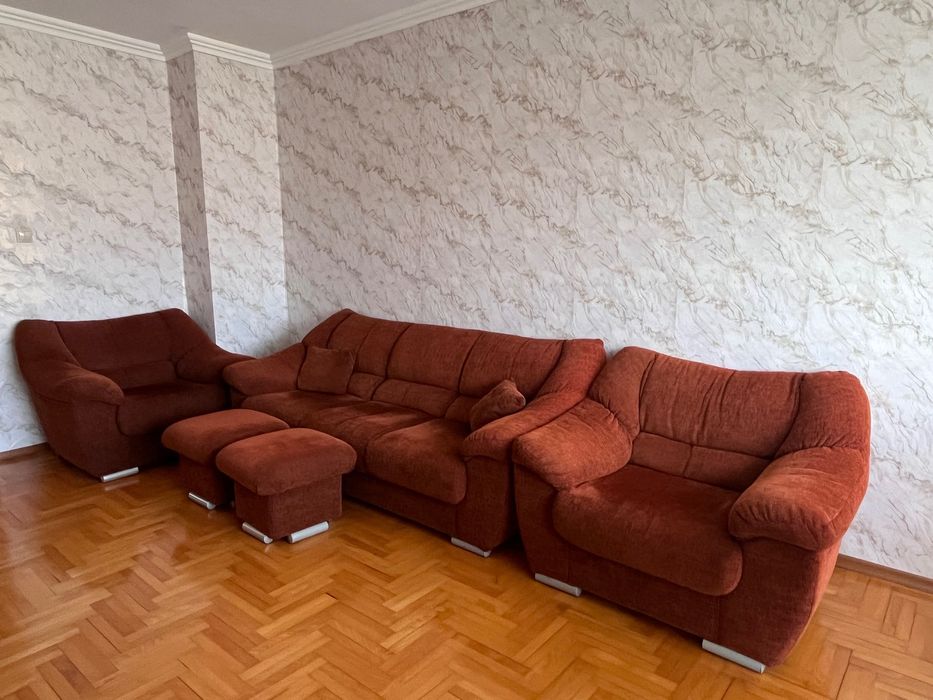 Диван с два фотьойла и две табуретки