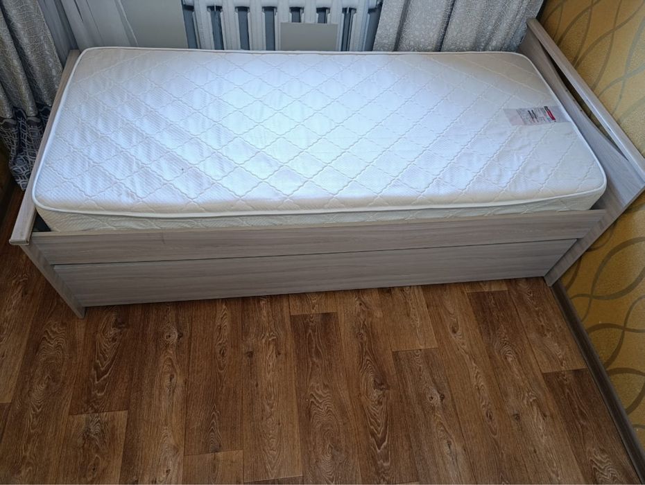 Продается Кровать с двумя матрасами