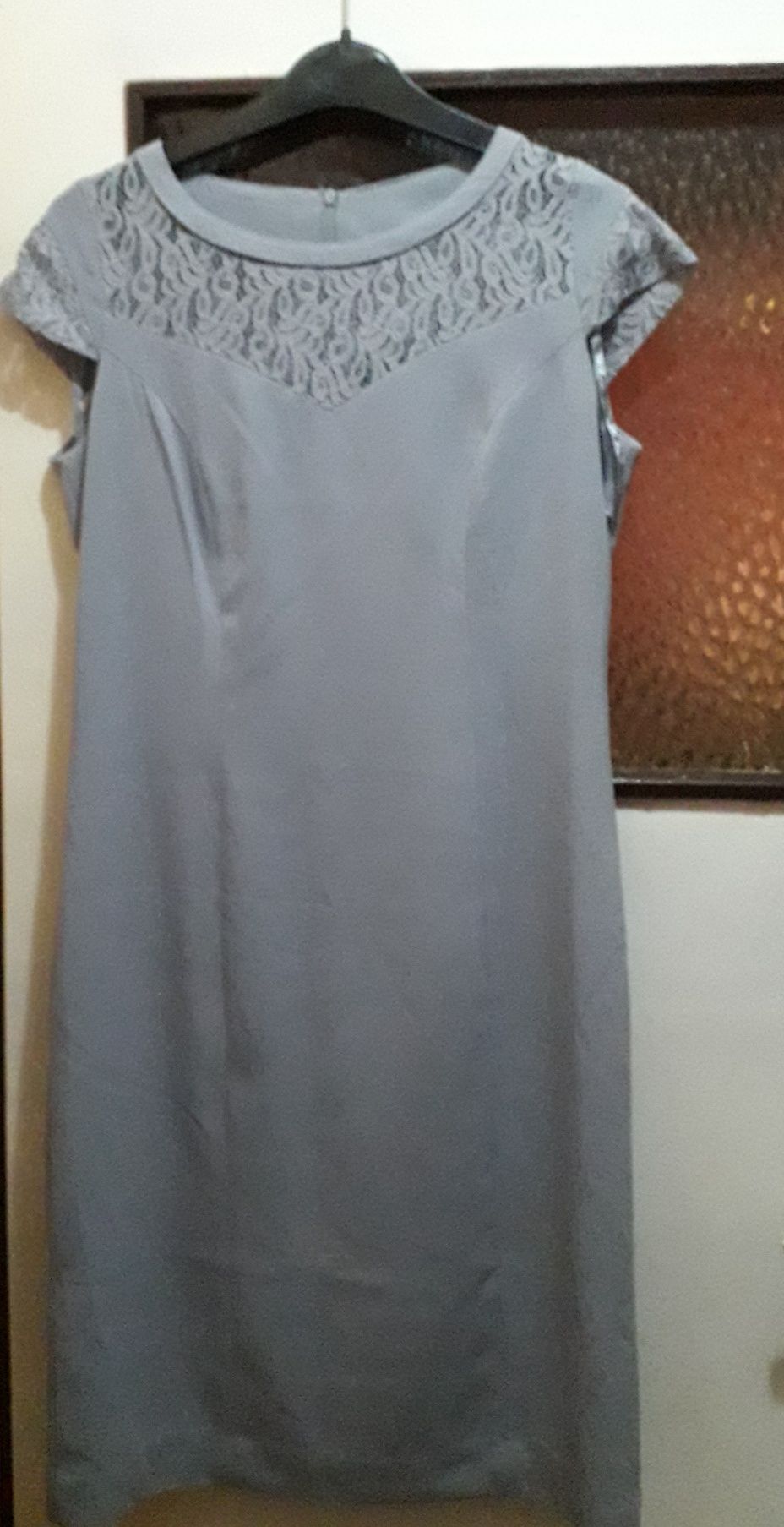 Стилна и изчистена рокля и тениски