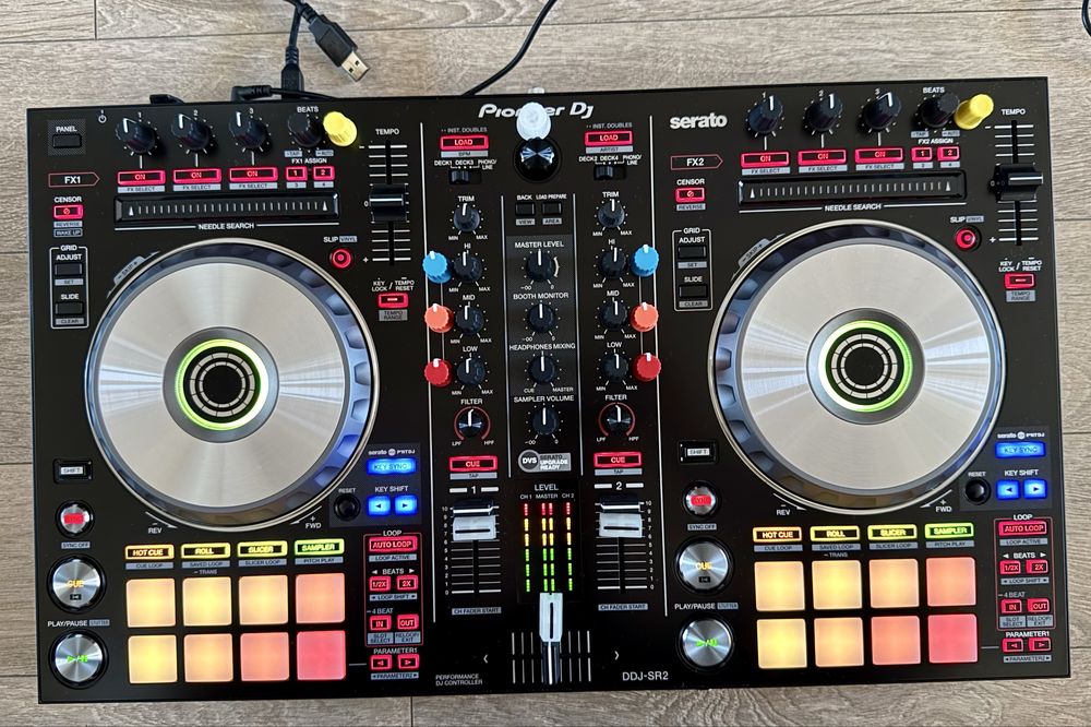 Pioneer DDJ-SR2 контролер с куфар UDG, Decksaver, ChromaCaps, Voucher