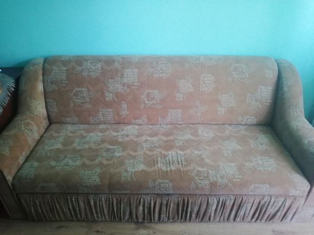 Canapea extensibilă. Culoare Maro Deschis. Folosită foarte puțin.