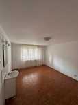 Vand  apartament 4 camere parter, central