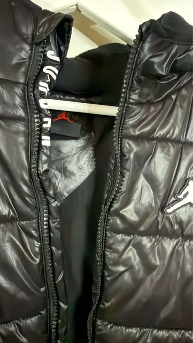 Geaca Jordan pentru copiii de 13 ani in stare buna