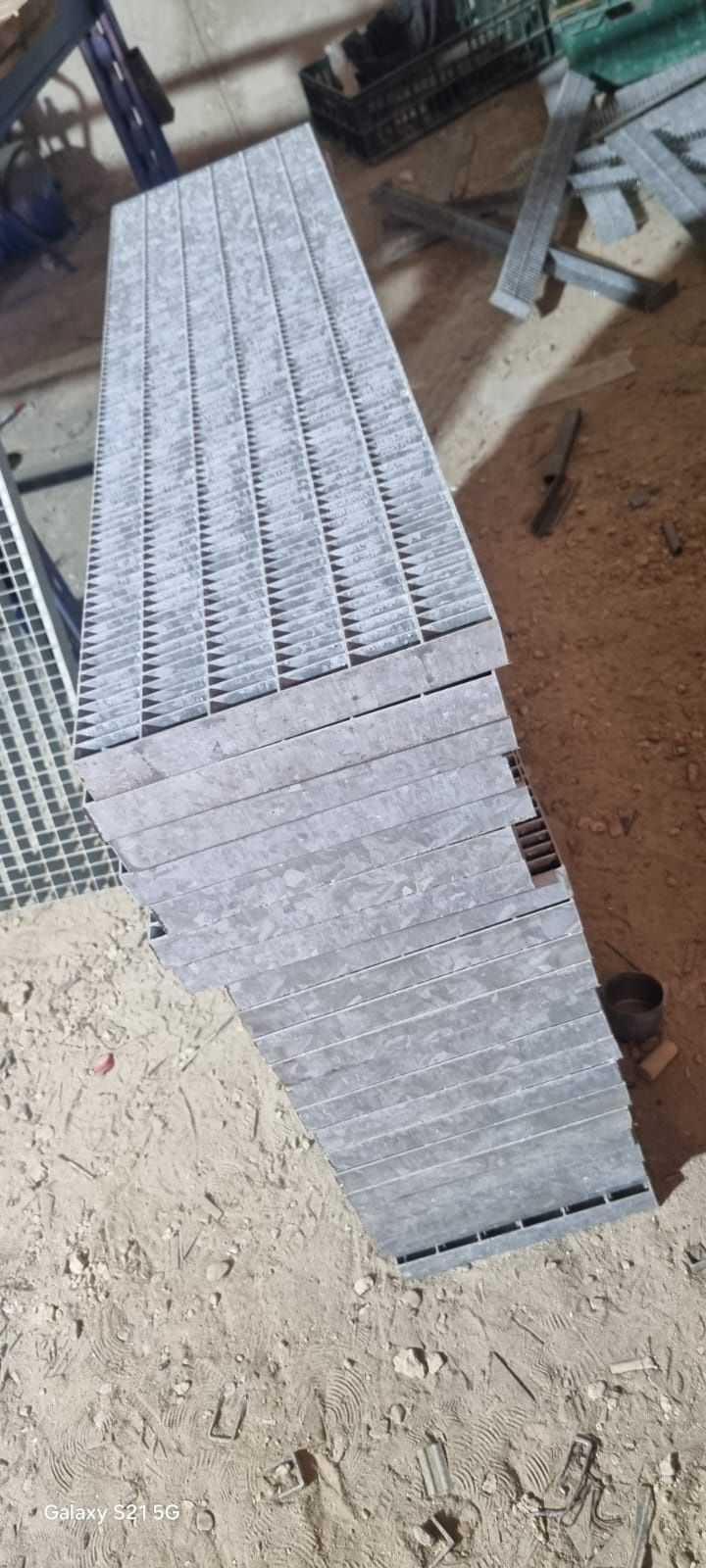 trepte zincate la orice dimensiune pentru scări metalice facem la dim