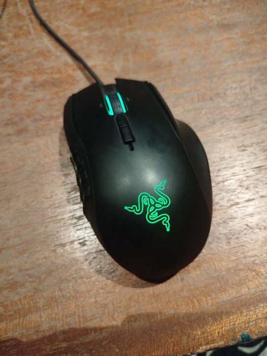 Razer Naga 2014 – геймърска MMO мишка с 19 бутона, зелена подсветка