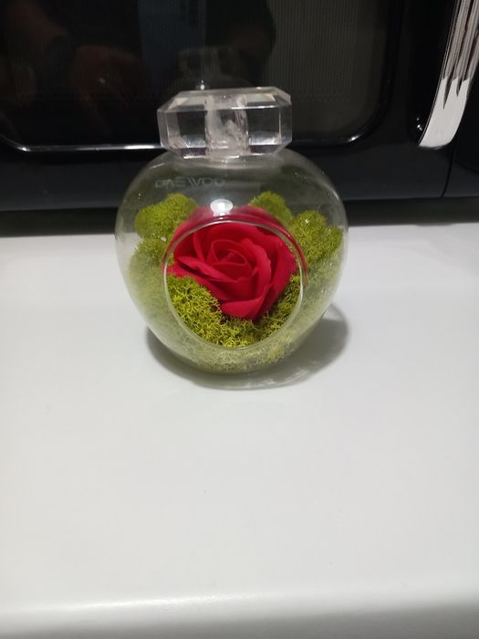 Vând aranjament floral,recomandat cadou,produs nou,de calitate.