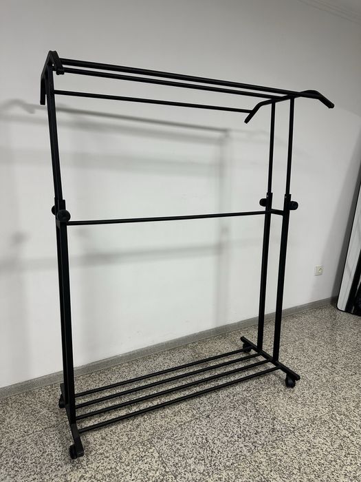 Вешалка на колесах металическая