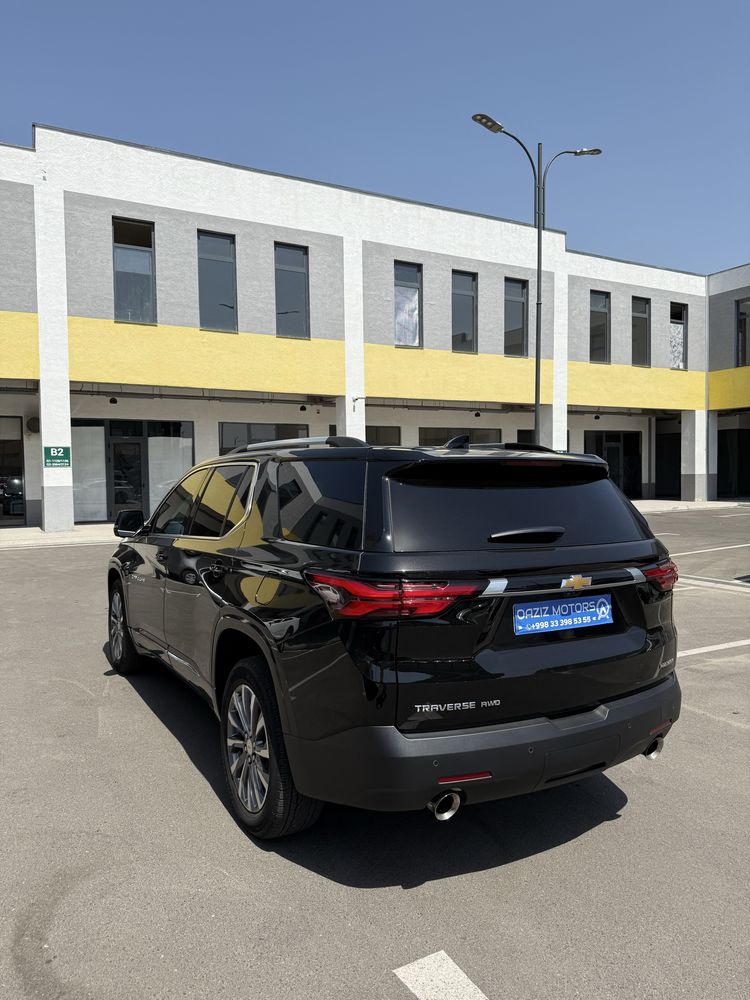 Traverse 2023 kraskasi yengide turgan moshina