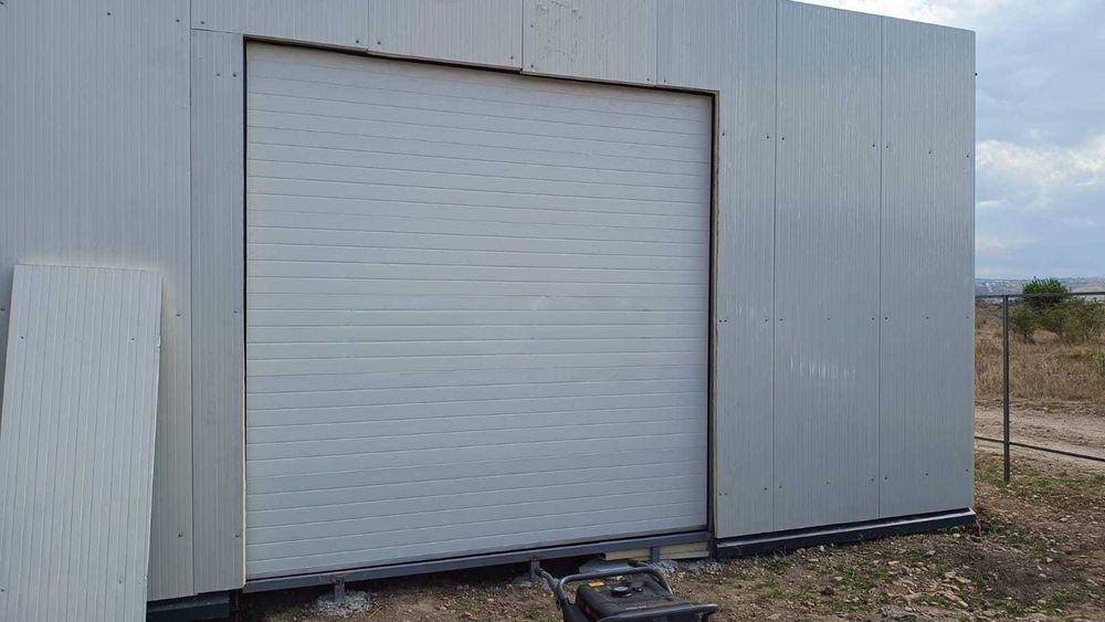 Vand usa de garaj industriala