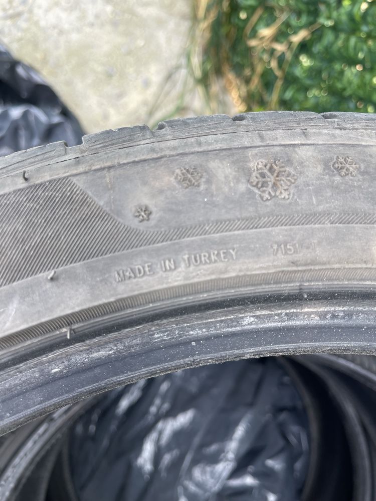 Зимни гуми PETLAS 255/40/19 DOT 3021