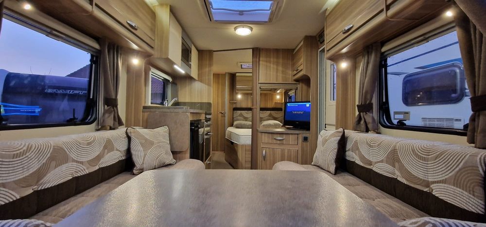 Vând rulotă SWIFT impecabilă- superdotată