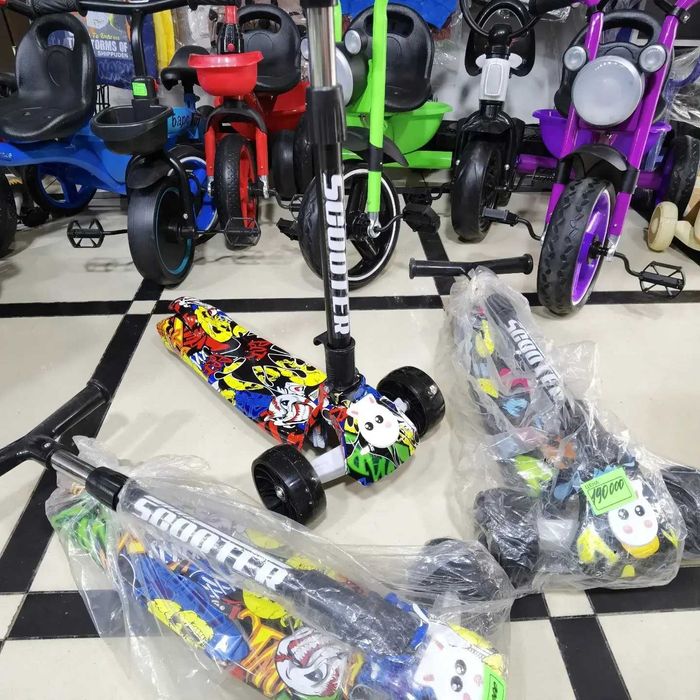 Детские самокаты. Ассортимент.  Bolalar skuterlari. Assortiment.